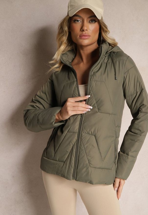 Renee - Ciemnozielona Pikowana Kurtka Przejściowa z Kapturem Silidi. Okazja: na co dzień. Typ kołnierza: kaptur. Kolor: zielony. Materiał: jeans. Styl: klasyczny, elegancki, casual