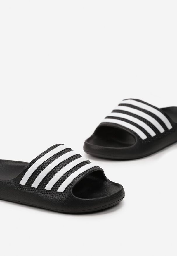 Renee - Czarne Klapki w Basenowym Stylu z Wzorem w Paseczki Antire. Kolor: czarny. Materiał: guma