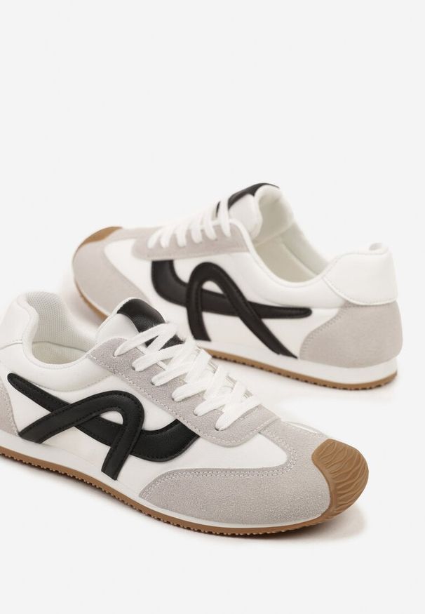 Born2be - Białe Sneakersy Ozdobione Geometrycznym Motywem Ardetia. Okazja: na co dzień. Kolor: biały. Materiał: jeans. Wzór: aplikacja, geometria