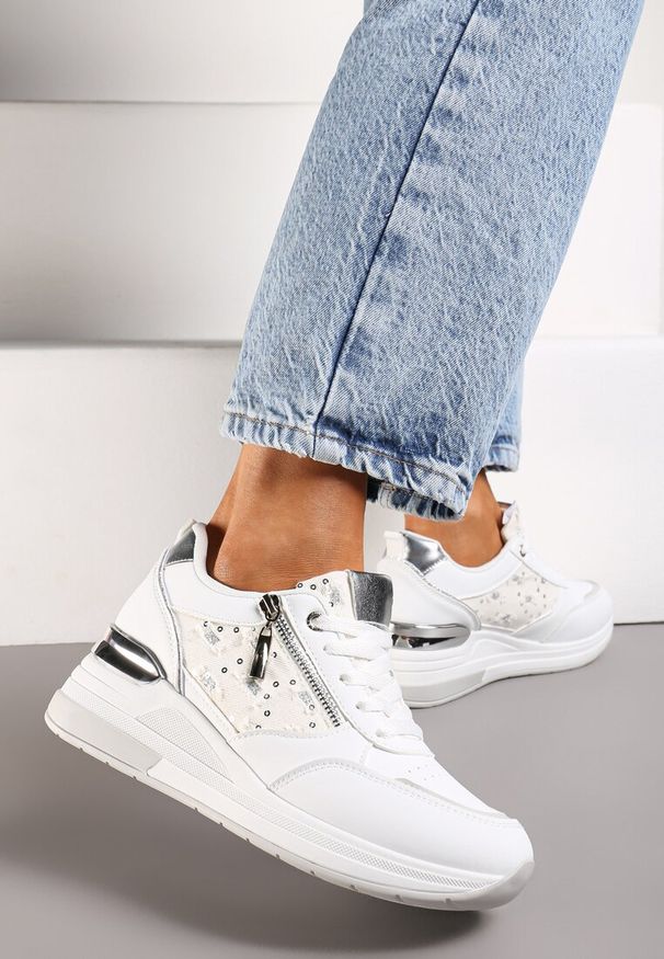 Renee - Biało-Srebrne Sneakersy na Koturnie z Ozdobną Wstawką z Suwakiem i Sznurowaniem Dastas. Okazja: na co dzień. Zapięcie: sznurówki. Kolor: biały. Materiał: jeans. Obcas: na koturnie