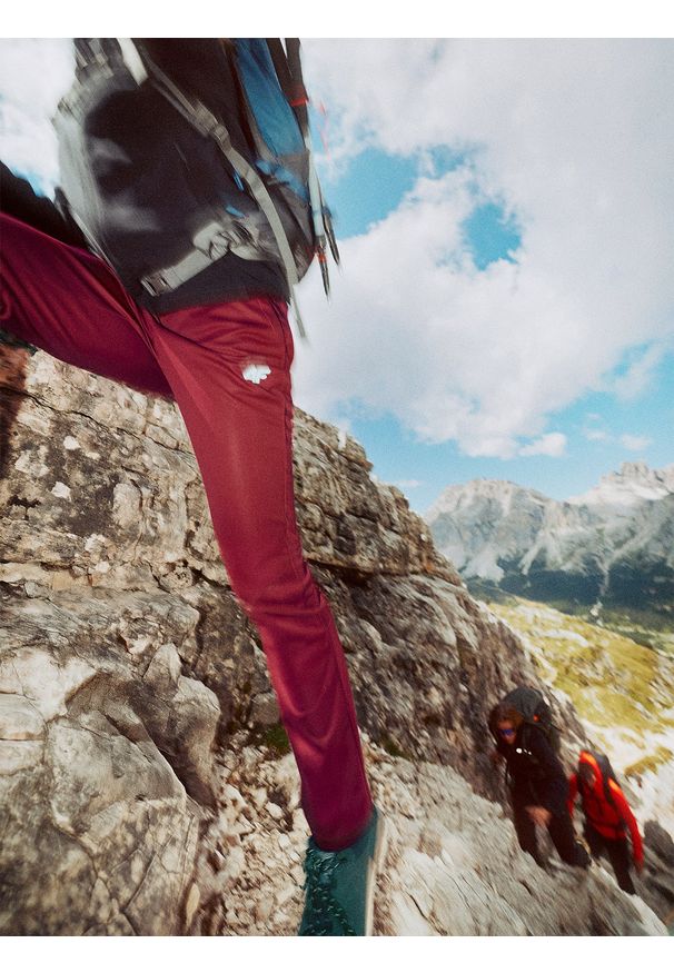 4f - 4F Spodnie softshellowe membrana 8000 damskie - czerwone XL. Kolor: czerwony. Materiał: poliester. Technologia: Primaloft. Wzór: gładki. Sport: turystyka piesza, wspinaczka