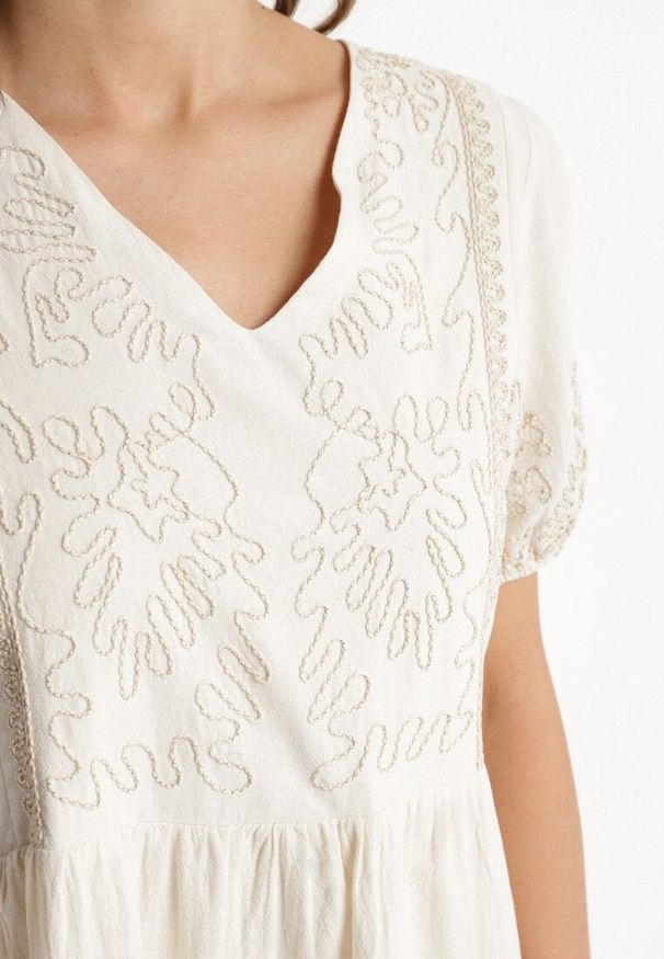 Born2be - Biała Bawełniana Sukienka Boho o Rozkloszowanym Kroju Zdobiona Haftem Lannivra. Okazja: na imprezę, na co dzień. Typ kołnierza: dekolt w kształcie V. Kolor: biały. Materiał: bawełna. Wzór: haft, aplikacja. Sezon: lato. Typ sukienki: rozkloszowane. Styl: boho