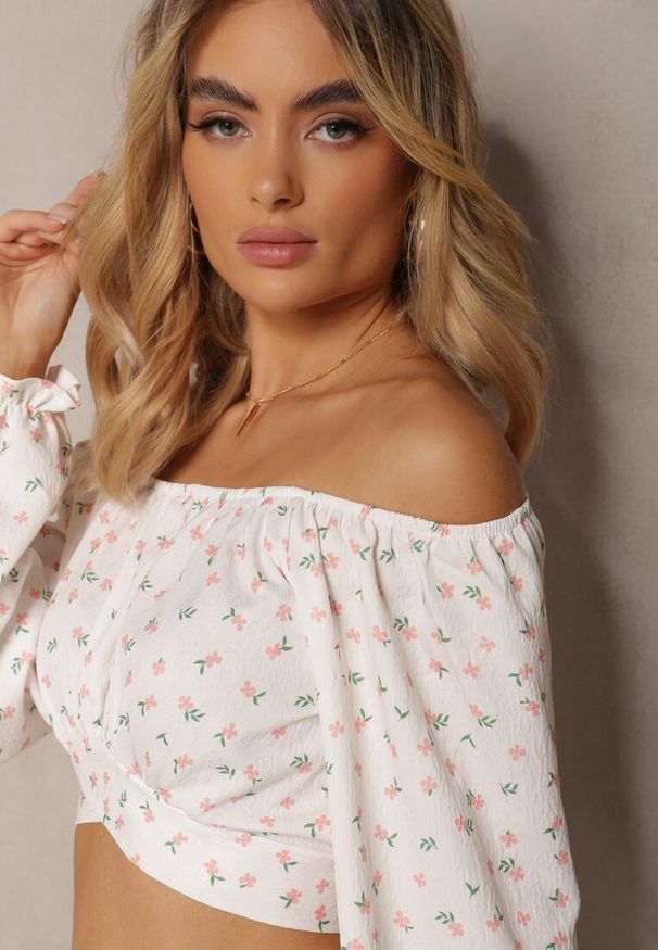 Renee - Biało-Różowa Bluzka w Kwiatowy Print z Wiązaniem pod Biustem Dequoia. Okazja: na co dzień. Kolor: biały. Materiał: jeans, bawełna. Wzór: kwiaty, nadruk. Sezon: wiosna, lato. Styl: casual