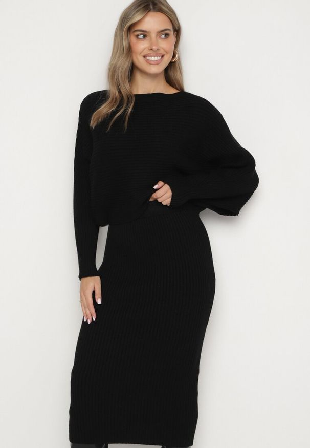 Born2be - Czarny Prążkowany Komplet z Wiskozą Góra o Kroju Nietoperza Spódnica z Gumką w Pasie Zortia. Kolor: czarny. Materiał: wiskoza, prążkowany. Wzór: prążki