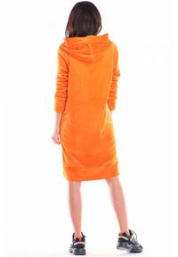 Awama - Bluzowa sukienka midi kangurka z kapturem welurowa pomarańcz. Okazja: na spacer, na co dzień. Typ kołnierza: kaptur. Materiał: welur. Sezon: wiosna, jesień. Styl: casual, elegancki. Długość: midi #4