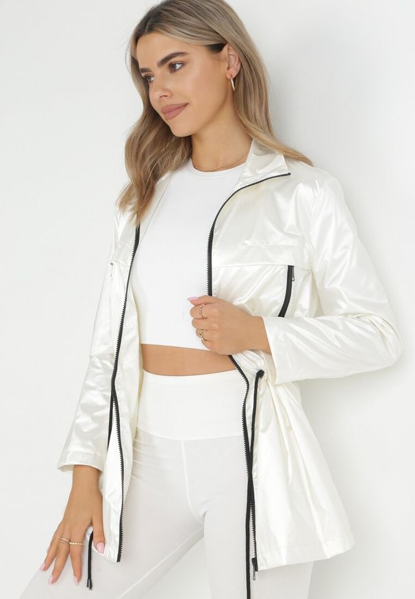 Born2be - Biała Kurtka Layna. Typ kołnierza: kołnierzyk stójkowy. Kolor: biały. Materiał: materiał. Długość rękawa: długi rękaw. Długość: długie