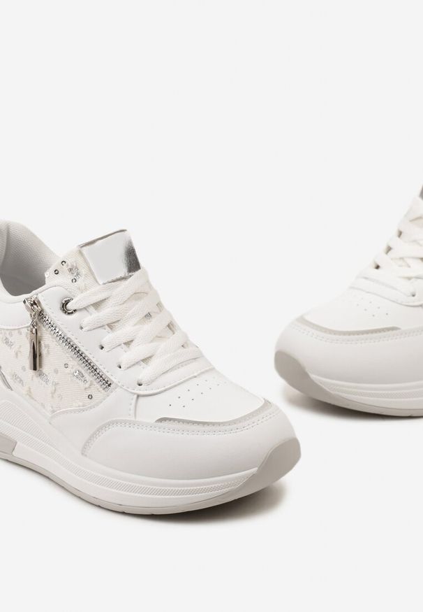 Renee - Biało-Srebrne Sneakersy na Koturnie z Ozdobną Wstawką z Suwakiem i Sznurowaniem Dastas. Okazja: na co dzień. Zapięcie: sznurówki. Kolor: biały. Materiał: jeans. Obcas: na koturnie