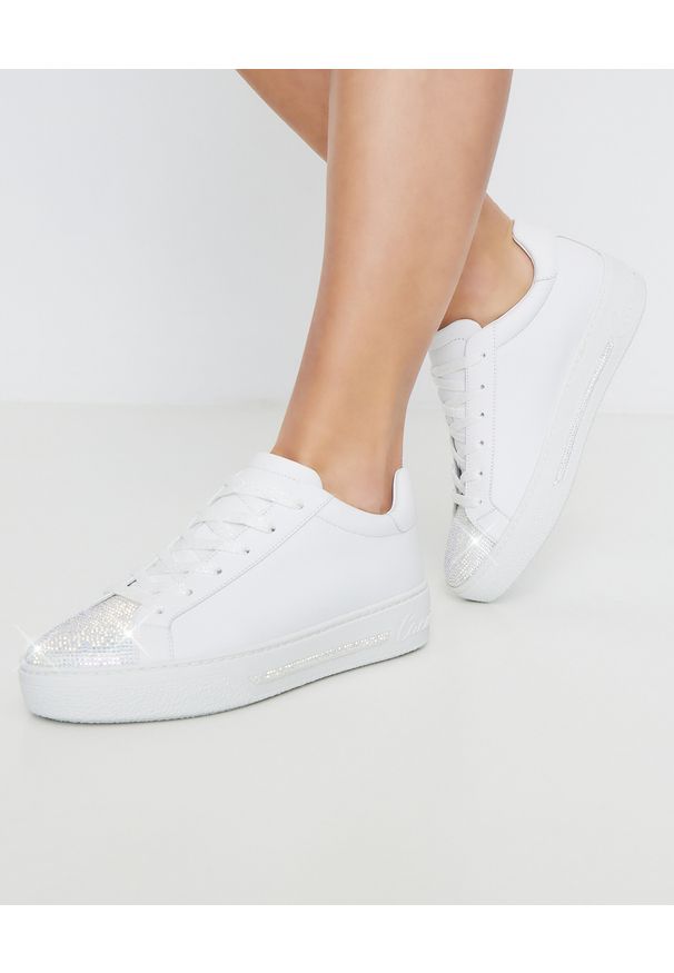 RENE CAOVILLA - Białe sneakersy Xtra z kryształami Swarovskiego. Okazja: na co dzień. Nosek buta: okrągły. Zapięcie: pasek. Kolor: biały. Materiał: jeans, dresówka, guma