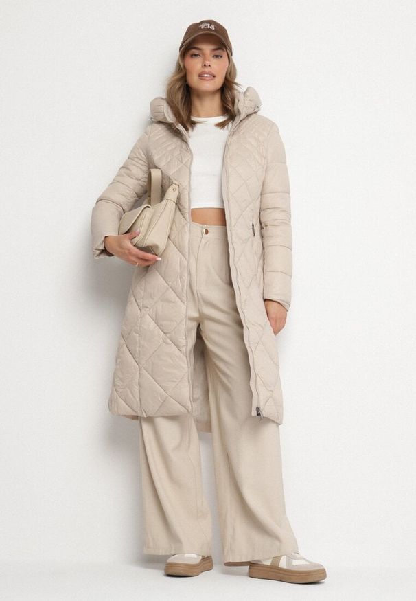 Born2be - Beżowa Długa Pikowana Kurtka z Kapturem Sisilara. Okazja: na spacer, na co dzień. Typ kołnierza: kaptur. Kolor: beżowy. Długość: długie. Sezon: zima, jesień. Styl: elegancki, casual, klasyczny