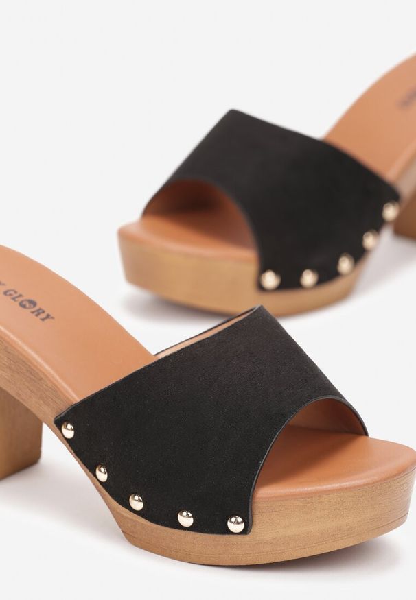 Renee - Czarne Klapki na Słupkowym Obcasie z Ozdobnym Paskiem z Nitami Nessale. Kolor: czarny. Obcas: na obcasie. Wysokość obcasa: średni