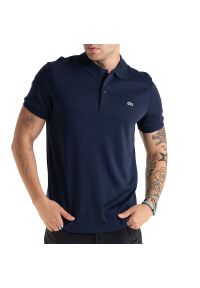 Koszulka Lacoste Cotton Shirt Regular Fit DH2050-166 - granatowa. Typ kołnierza: polo. Kolor: niebieski. Materiał: bawełna. Długość rękawa: krótki rękaw. Długość: krótkie. Wzór: aplikacja. Sezon: lato