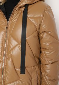 Born2be - Jasnobrązowa Długa Pikowana Kurtka z Kapturem i Ściąganymi Sznurkami Norezi. Okazja: na co dzień. Typ kołnierza: kaptur. Kolor: brązowy. Materiał: jeans. Długość: długie. Wzór: aplikacja. Sezon: zima. Styl: casual, elegancki #3