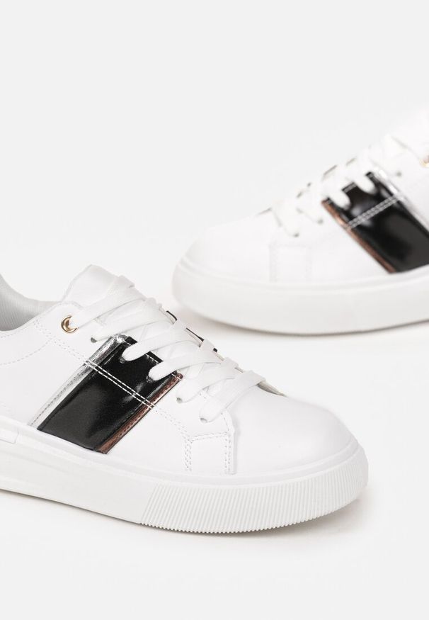 Born2be - Biało-Czarne Sneakersy z Metaliczną Wstawką Dannu. Kolor: biały. Materiał: jeans. Obcas: na obcasie. Wysokość obcasa: niski