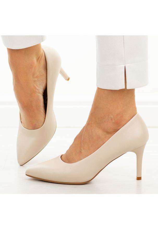 Cieliste szpilki damskie Sergio Leone 1509. Okazja: na imprezę, na co dzień, na spotkanie biznesowe. Materiał: skóra. Szerokość cholewki: normalna. Sezon: wiosna, lato, jesień. Obcas: na szpilce. Styl: wizytowy, klasyczny, casual, biznesowy, elegancki