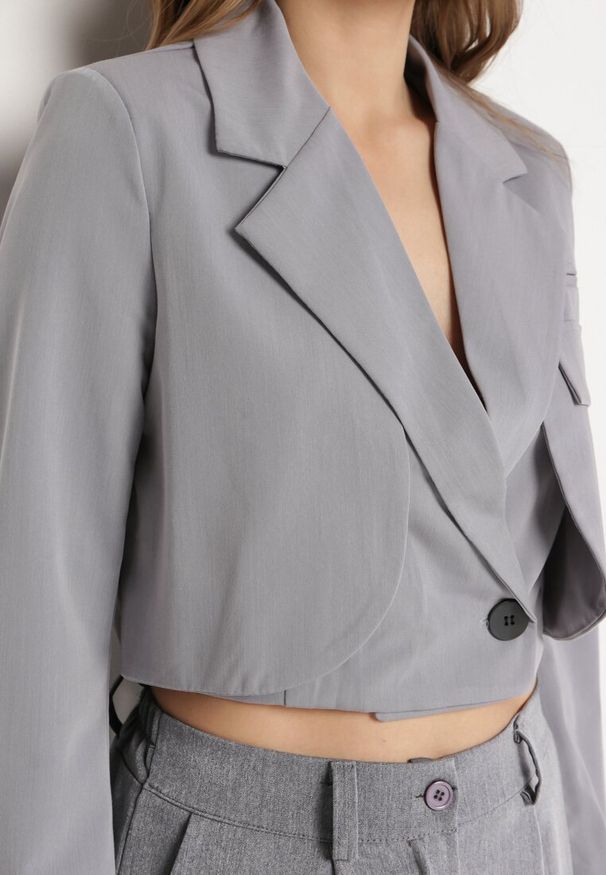 Born2be - Szara Jednorzędowa Marynarka o Krótkim Fasonie z Napami Satheryn. Okazja: na co dzień, na spotkanie biznesowe. Kolor: szary. Materiał: jeans, wiskoza. Długość: krótkie. Styl: casual, klasyczny, biznesowy