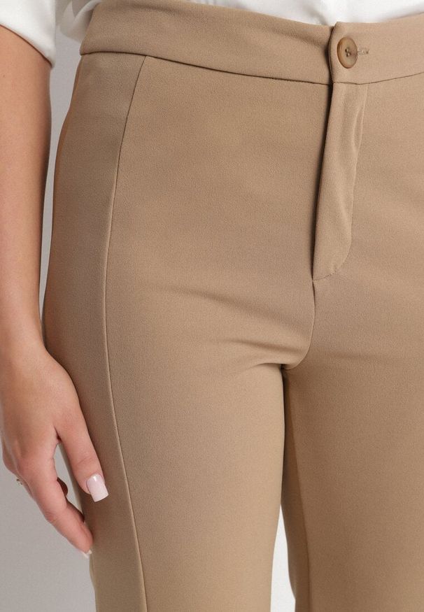 Born2be - Ciemnobeżowe Eleganckie Spodnie z Wiskozą i Wysokim Stanem Tatilira. Okazja: na co dzień. Stan: podwyższony. Kolor: beżowy. Materiał: wiskoza. Styl: elegancki