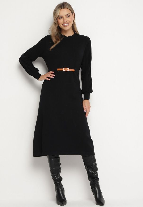 Born2be - Czarna Sukienka z Wiskozą Ozdobiona Plisowanymi Rękawami i Paskiem Daikari. Okazja: na co dzień. Kolor: czarny. Materiał: wiskoza. Wzór: aplikacja. Styl: casual