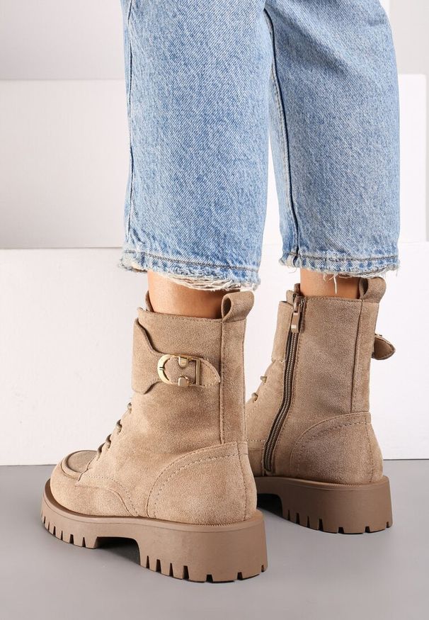 Born2be - Ciemnobeżowe Płaskie Botki w Stylu Workerów z Ozdobnym Paskiem i Klamrą Belendria. Zapięcie: klamry. Kolor: beżowy. Materiał: jeans. Sezon: jesień, zima. Styl: elegancki