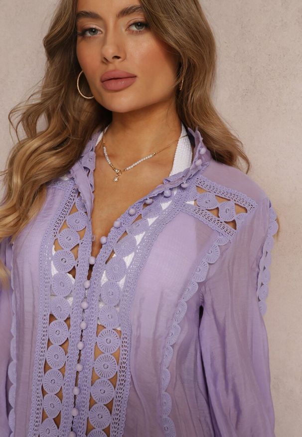 Renee - Fioletowa Koronkowa Tunika Pudełkowa z Falbaną Nawal. Typ kołnierza: kołnierzyk stójkowy. Kolor: fioletowy. Materiał: koronka. Wzór: aplikacja. Styl: boho