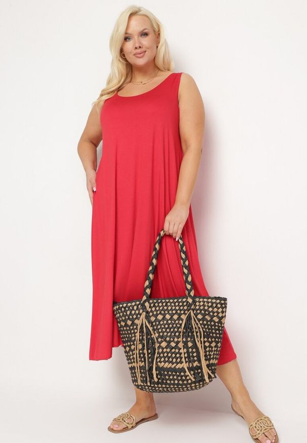 Born2be - Czerwona Wiskozowa Sukienka na Ramiączkach Ozdobiona Metaliczną Nicią Nevina. Okazja: na co dzień. Kolekcja: plus size. Kolor: czerwony. Materiał: wiskoza. Długość rękawa: na ramiączkach. Wzór: aplikacja. Typ sukienki: proste, dla puszystych. Styl: casual