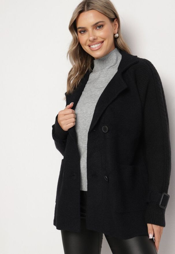 Born2be - Czarny Płaszcz Dwurzędowy z Bawełną i Ściągaczami Ilifra. Okazja: na co dzień. Kolor: czarny. Materiał: bawełna. Długość: długie. Styl: elegancki, casual