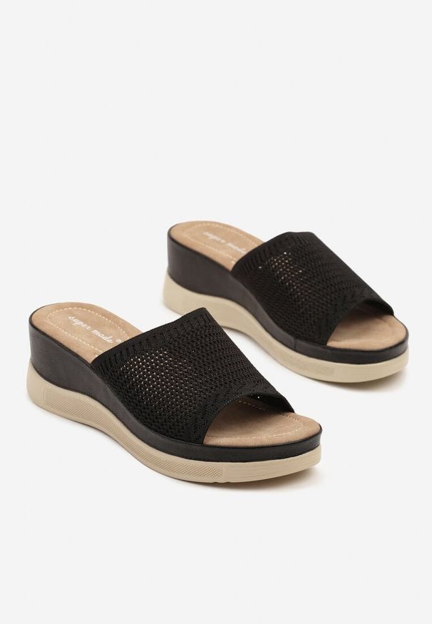 Born2be - Czarne Klapki na Koturnie z Szydełkowym Paskiem Nimiovelle. Okazja: na co dzień. Kolor: czarny. Obcas: na koturnie. Styl: casual, elegancki