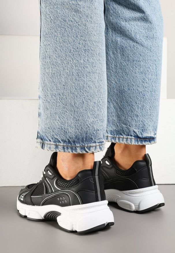 Renee - Czarne Streetwearowe Sneakersy ze Wstawkami z Siateczki Deylisse. Okazja: na co dzień, na spacer. Kolor: czarny. Materiał: jeans. Szerokość cholewki: normalna. Sport: turystyka piesza