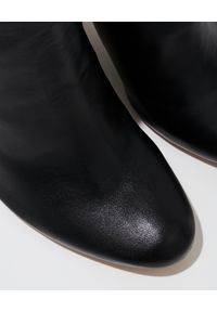 ALEXANDRE BIRMAN - Czarne botki Clarita City. Nosek buta: okrągły. Kolor: czarny. Szerokość cholewki: normalna. Obcas: na obcasie. Wysokość obcasa: średni #4