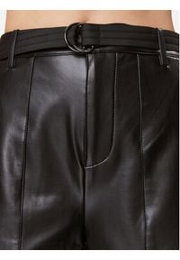 Guess Spodnie z imitacji skóry Gwen W3BB28 K8S30 Czarny Straight Fit. Kolor: czarny. Materiał: skóra