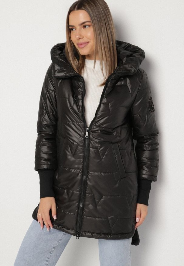 Born2be - Czarna Pikowana Kurtka o Asymetrycznym Kroju z Kapturem Dezilia. Okazja: na co dzień, na spacer. Typ kołnierza: kaptur. Kolor: czarny. Materiał: jeans. Styl: casual