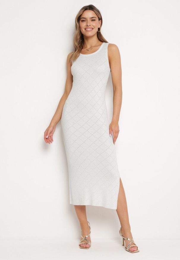 Born2be - Biała Dopasowana Sukienka z Delikatnym Ażurowym Wzorem i Metaliczną Nicią w Romby Peridoma. Okazja: na co dzień. Kolor: biały. Wzór: ażurowy. Typ sukienki: dopasowane, proste. Styl: casual