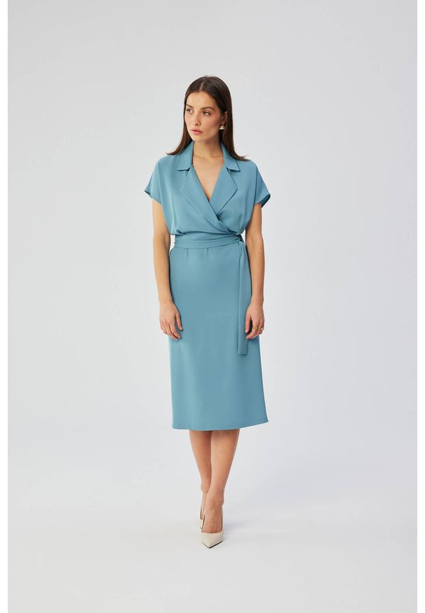 Sukienki.shop - Elegancka sukienka z kołnierzem niebieska. Okazja: na co dzień, na spotkanie biznesowe, na randkę. Kolor: niebieski. Materiał: guma, tkanina, elastan. Wzór: kolorowy. Typ sukienki: kopertowe, proste, dopasowane. Styl: elegancki. Długość: midi