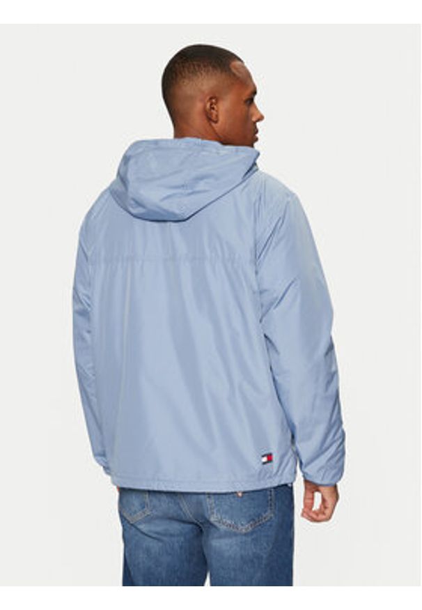 Tommy Jeans Wiatrówka Chicago DM0DM21130 Niebieski Regular Fit. Kolor: niebieski. Materiał: syntetyk