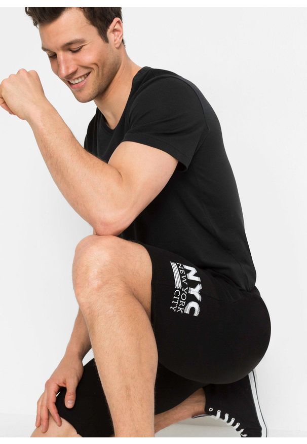 bonprix - Bermudy dresowe z dołem nogawek bez obszycia. Kolor: czarny. Materiał: dresówka. Wzór: nadruk