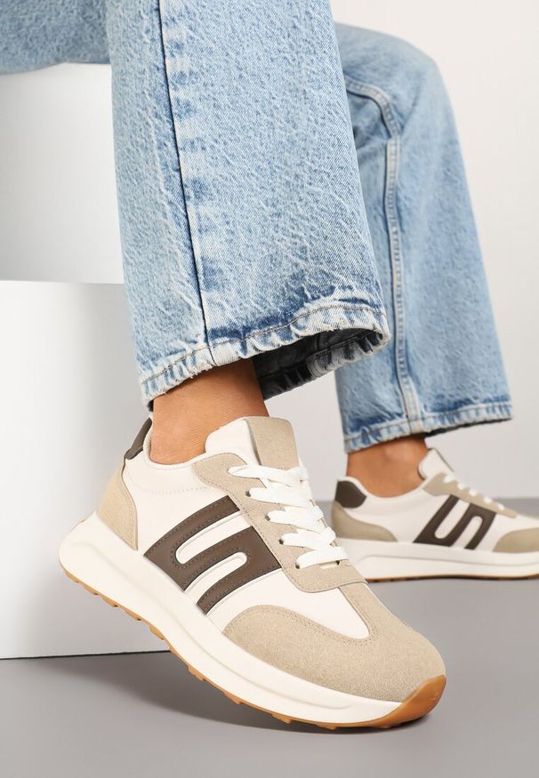 Renee - Ciemnobeżowe Sneakersy Ozdobione Geometrycznym Wzorem Eldvisa. Okazja: na co dzień. Kolor: beżowy. Materiał: jeans. Wzór: geometria, aplikacja