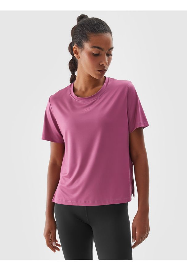 4f - 4F Koszulka treningowa oversize szybkoschnąca damska - różowa M. Kolor: różowy. Materiał: dzianina, elastan, włókno, materiał, poliester. Długość rękawa: krótki rękaw. Długość: krótkie. Wzór: gładki, jednolity, ze splotem. Sport: fitness
