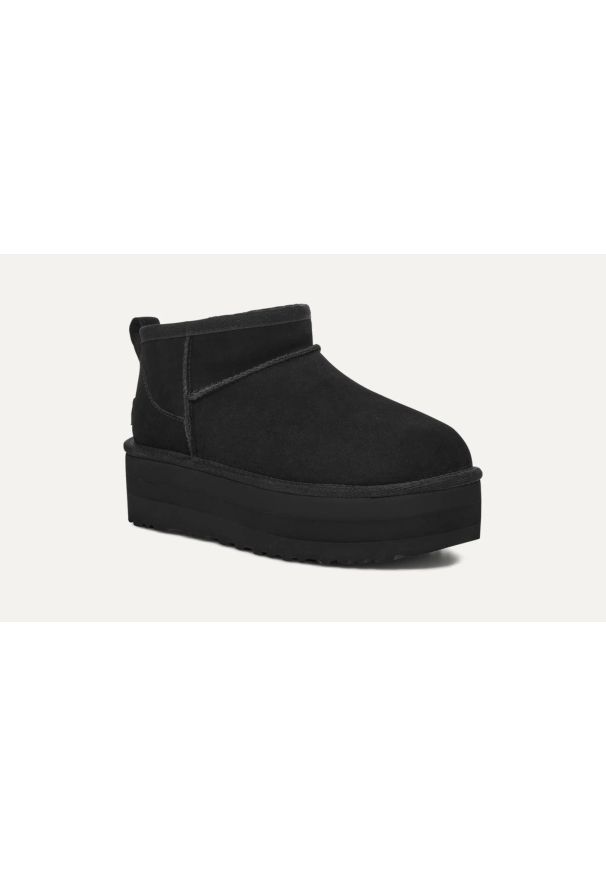 Ugg - Buty zimowe damskie czarne UGG W CLASSIC ULTRA MINI PLATFORM. Okazja: na co dzień. Kolor: czarny. Materiał: zamsz, skóra, materiał, poliester, wełna, lyocell. Szerokość cholewki: normalna. Wzór: aplikacja. Sezon: zima. Obcas: na platformie. Styl: klasyczny, casual