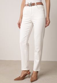 Born2be - Białe Jeansy Mom Fit z Wiskozą Bawełną i Wysokim Stanem z Paskiem z Motylem Nevilias. Okazja: na spotkanie biznesowe, do pracy. Stan: podwyższony. Kolor: biały. Styl: biznesowy #8