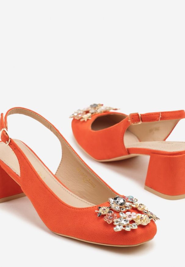 Renee - Pomarańczowe Sandały Vices na Słupku Slingback ze Skórzaną Wkładką i Cyrkoniami Nimirune. Okazja: na co dzień. Zapięcie: sprzączka. Kolor: pomarańczowy. Materiał: skóra. Wzór: aplikacja. Obcas: na słupku. Styl: casual. Wysokość obcasa: średni