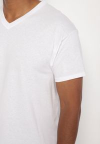 Born2be - Biała Bawełniana Koszulka T-shirt Basic z Dekoltem w Serek Malvinea. Okazja: na spotkanie biznesowe, do pracy, na co dzień. Typ kołnierza: dekolt w serek. Kolor: biały. Materiał: bawełna. Styl: biznesowy, casual, elegancki #5