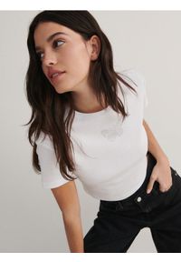 Reserved - T-shirt z aplikacją - biały. Kolor: biały. Materiał: bawełna, dzianina. Długość: krótkie. Wzór: aplikacja #1