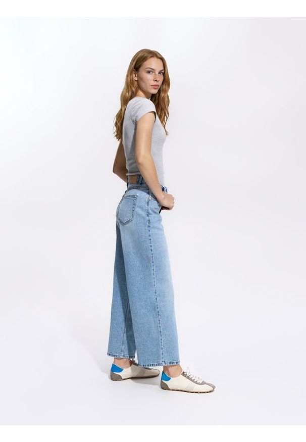 Reserved - Jeansy wide leg z krótszą nogawką - niebieski. Kolor: niebieski. Długość: krótkie