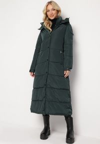 Born2be - Ciemnozielona Długa Kurtka Płaszcz Pikowana z Kapturem Bellique. Typ kołnierza: kaptur. Kolor: zielony. Długość: długie. Wzór: aplikacja #1