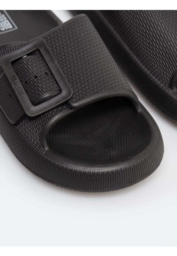 Big-Star - Klapki damskie z ozdobną klamrą czarne RR274A571 906. Okazja: na spacer, na co dzień, na plażę. Kolor: czarny. Materiał: guma. Sezon: lato. Styl: casual, elegancki, klasyczny