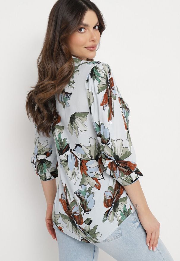 Born2be - Jasnoniebieska Wiskozowa Koszula z Rękawami 3/4 i Guzikami Yoguste. Okazja: na co dzień. Kolor: niebieski. Materiał: wiskoza. Styl: casual, elegancki