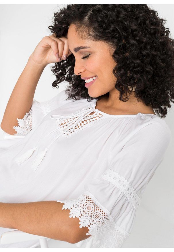 bonprix - Tunika z koronką z miękkiej wiskozy. Kolor: biały. Materiał: wiskoza, koronka. Wzór: koronka