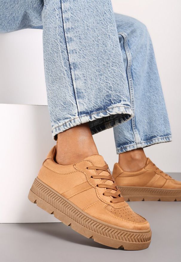Born2be - Ciemnobeżowe Sneakersy na Grubej Podeszwie z Tłoczeniami Try to Forget. Okazja: na spacer, na co dzień. Kolor: beżowy. Materiał: dzianina, jeans. Sport: turystyka piesza