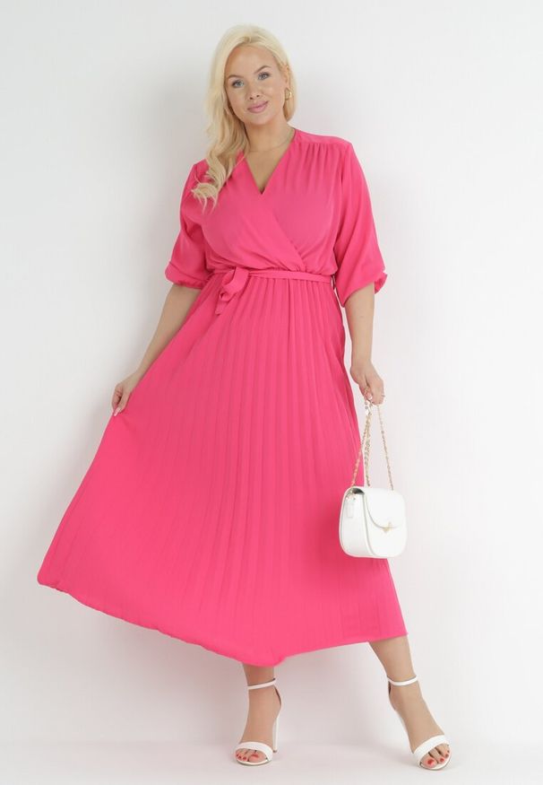 Born2be - Różowa Plisowana Sukienka Maxi z Kopertowym Dekoltem i Wiązaniem w Talii Lariah. Kolekcja: plus size. Kolor: różowy. Materiał: materiał. Typ sukienki: kopertowe. Długość: maxi