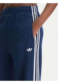 Adidas - adidas Spodnie dresowe adicolor Firebird JV7524 Granatowy Regular Fit. Kolor: niebieski. Materiał: syntetyk #2