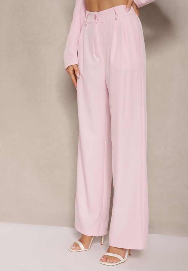 Renee - Różowy Komplet o Garniturowym Kroju ze Spodniami i Marynarką z Broszką Ravkio. Kolor: różowy